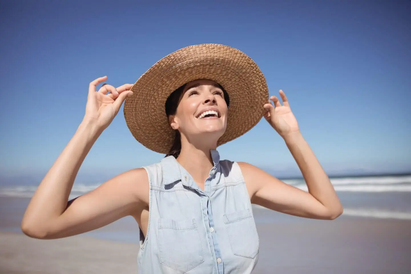 happy-women-wearing-sunhats-on-the-strand