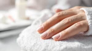 GLP-1-Medikamente: Nagelablösung und Haarausfall als Nebenwirkung?